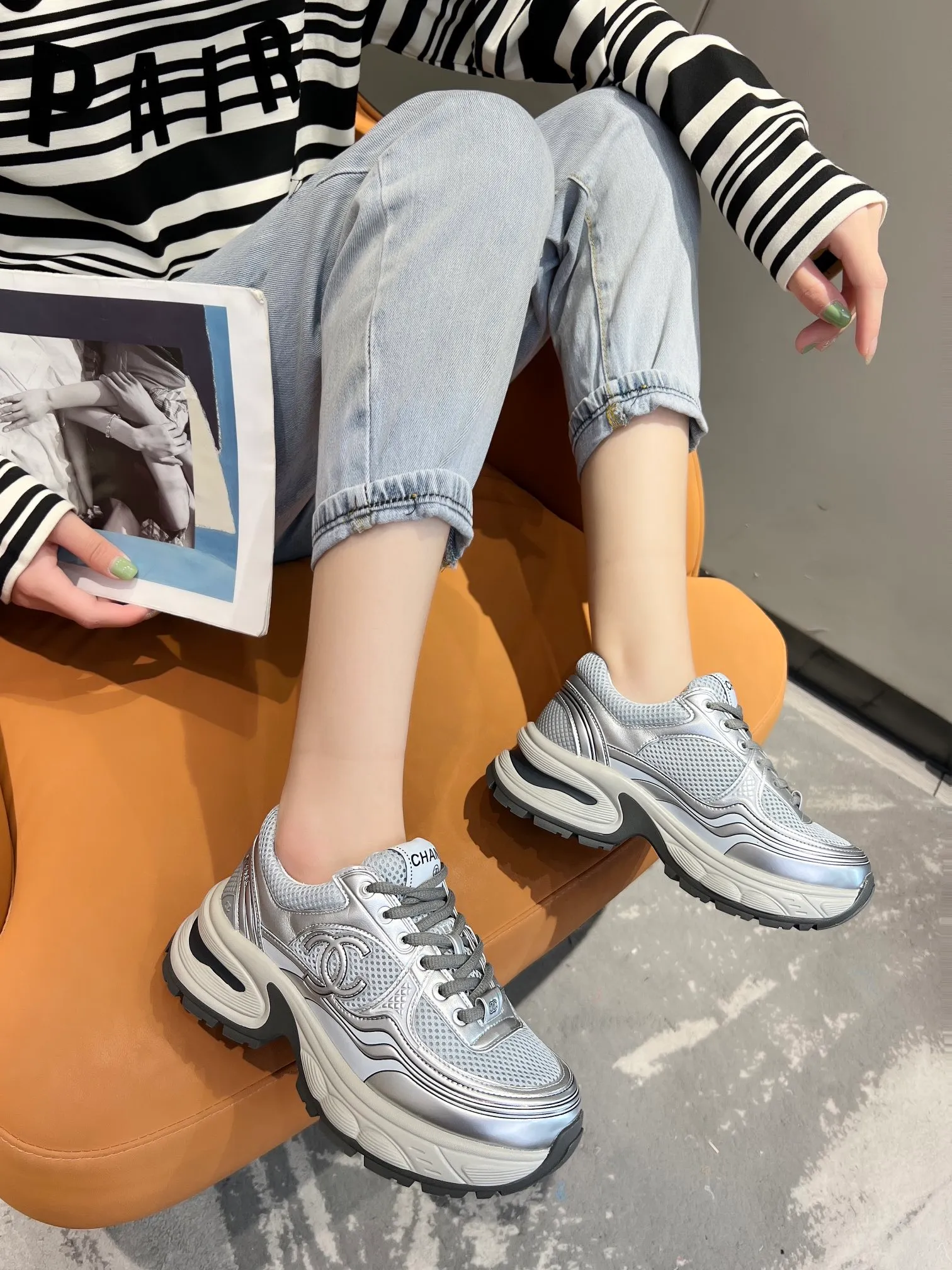 👟👟Ex-factory price 640👟👟 Women's shoe factory chanel Chanel early spring vacation series latest casual sports shoes silver white, gold white, silver gray, black and red! Incomparably beautiful and easy to wear, very light, the lining is also super soft, super comfortable, the upper is breathable, the color is high-end and durable, versatile. Upper: cowhide and cloth stitching. Inner: breathable mesh. Original foam combination outsole. Size: 35-40.